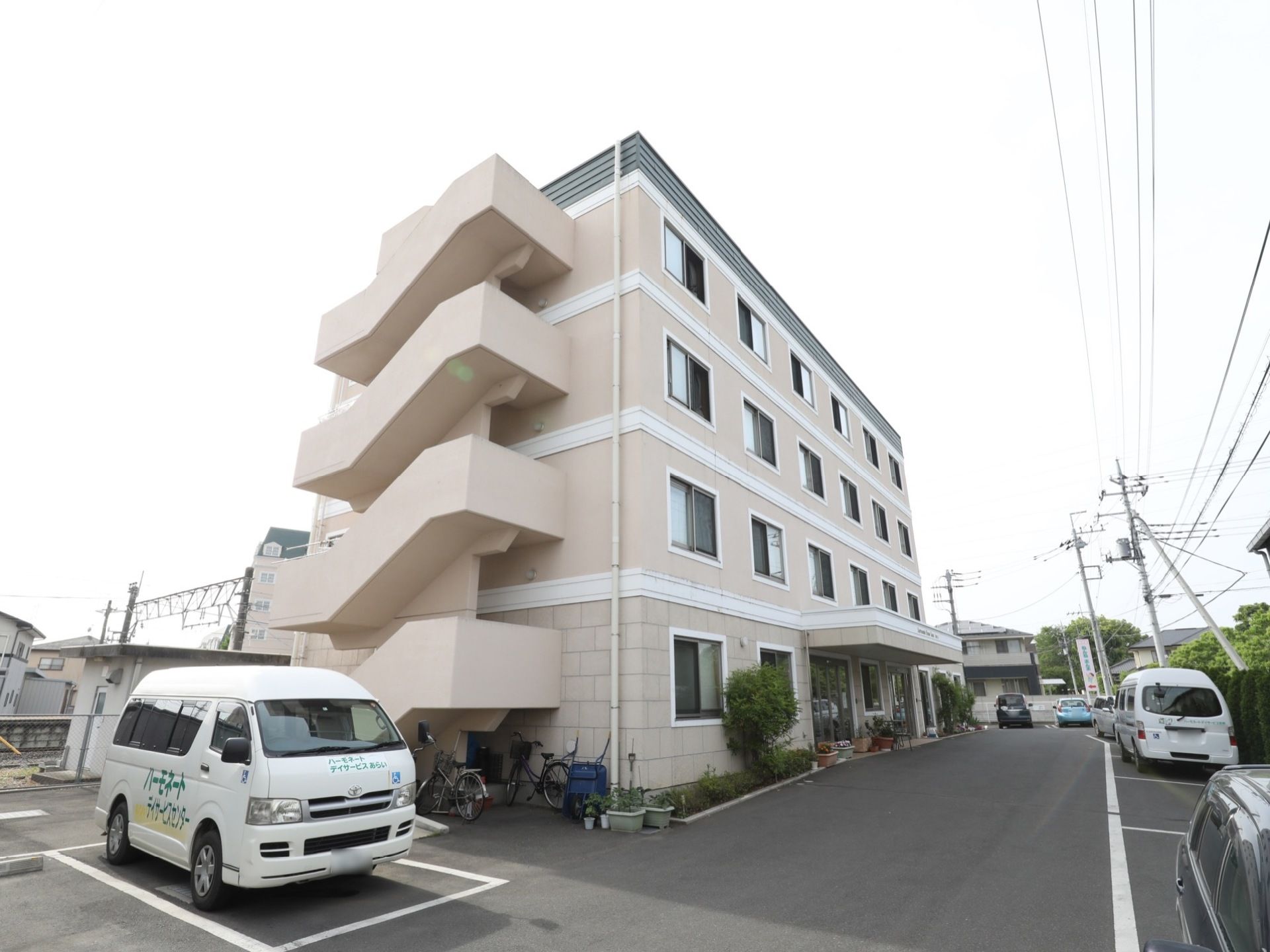 施設の敷地内はコンパクトなスペースを生かすために、縦列駐車方式の駐車場が設けられている。また送迎用のバンも用意されている。