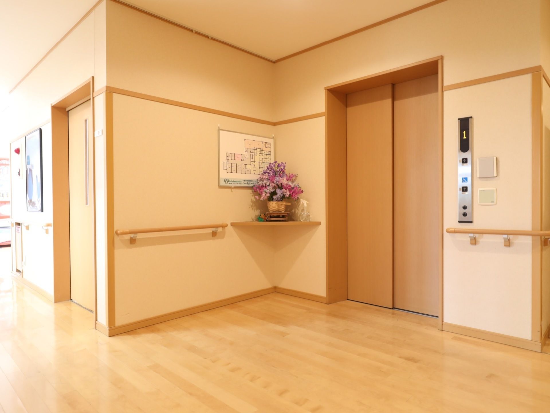 地上４階建ての施設内の移動手段として、エレベーターが用意されている。ホールの壁にはフロアマップが貼りだされている。