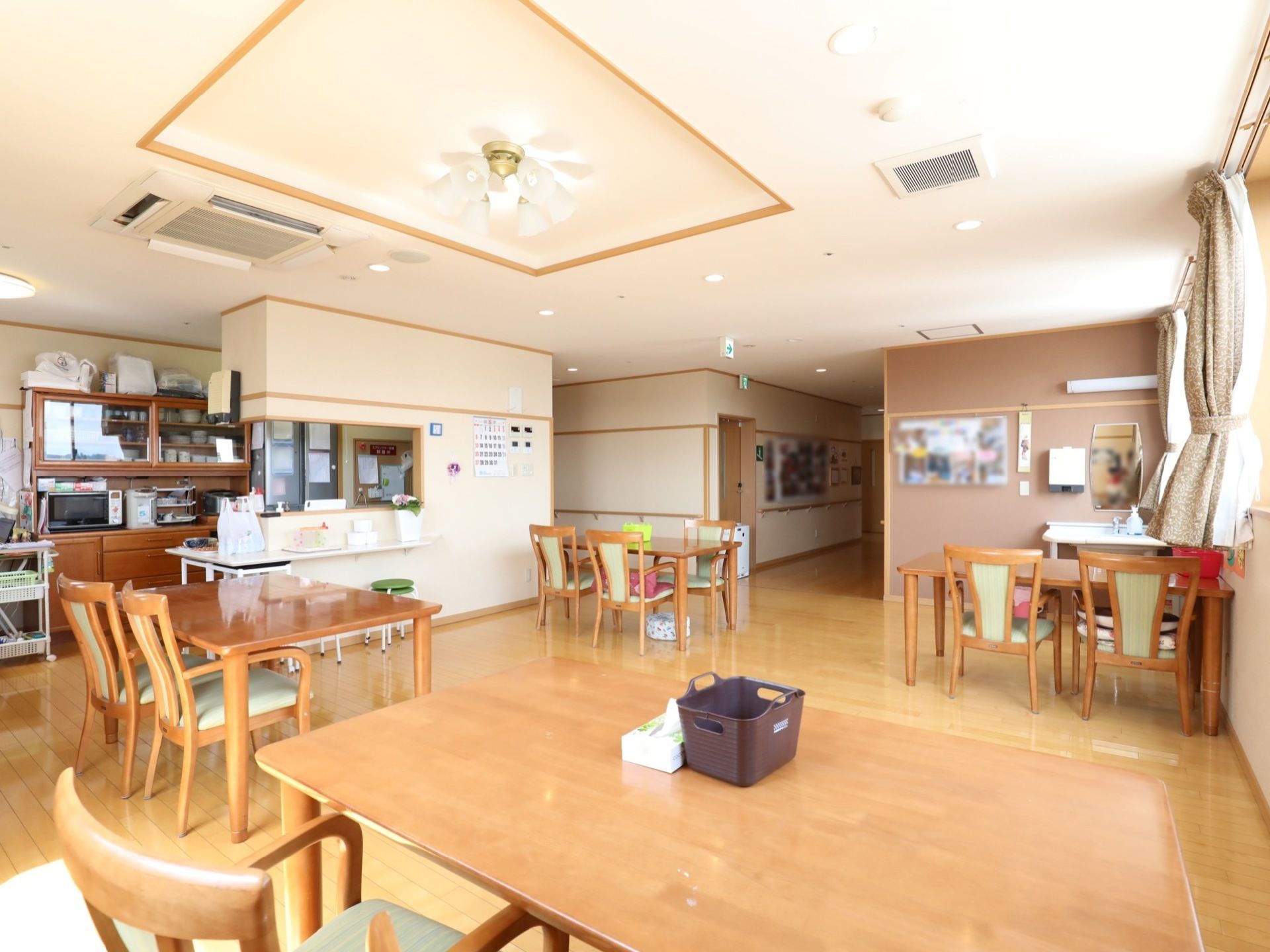 共有スペースは入居者らが自由に利用できるほか、食堂としての機能もある。一角にはカウンタータイプのキッチンが設置されている。