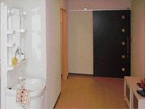 「ラ・ソーラ街の杜もりぐち」の居室。洗面台、トイレといった日常で使う設備が整っている。