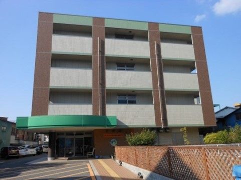 「ラ・ソーラ街の杜もりぐち」の外観。各居室には、ベランダを設置し洗濯物を干したり外の様子を窺える。