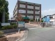 施設の駐車場入口から玄関へは、一直線であり、舗装部分を通る。建物は、アイボリー系のカラーを基本に、茶色の枠と、緑色を用いている。