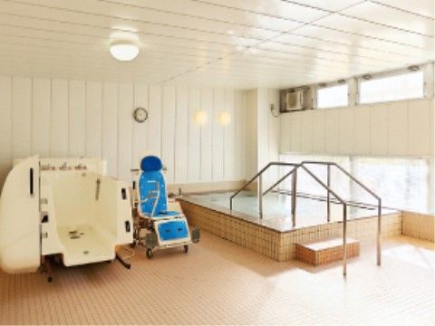 スマイルやまのべの浴室。広い浴室に浴槽と機械浴を設置