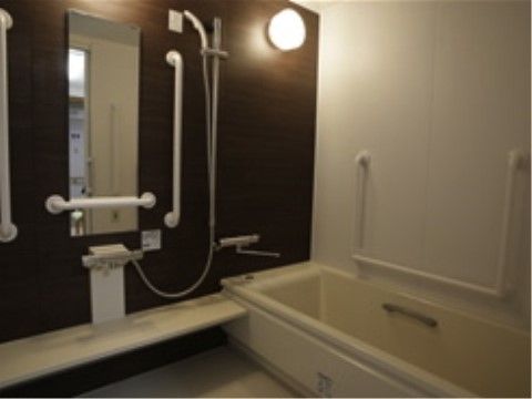 「グループホーム成城さくらそう」の浴室。周囲は介助手すりを設置しており、滑りにくい床面、低めの浴槽を施している。