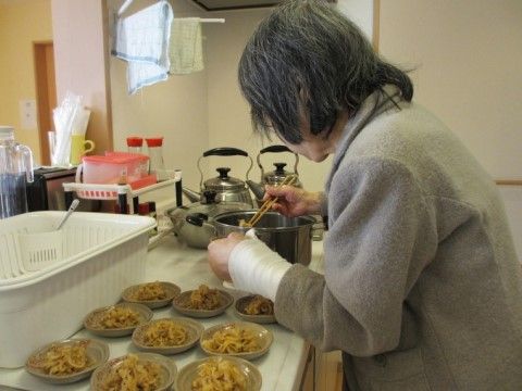 「グループホームまりや」入居者様によるお料理風景。お料理好きの入居者様も多々いらっしゃいます。