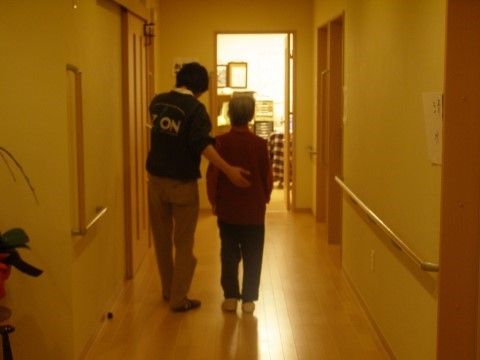 「グループホームまりや」廊下。安心・安全の手すり付きです。