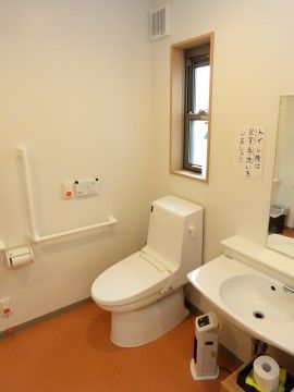 「グループホームまりや」おトイレ。常に清潔感を保っているので、安心してお使いください。