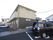 木造２階建てのグループホームである。アクセス良好で施設そばに駐車場も完備しており、車での移動に不便がない。