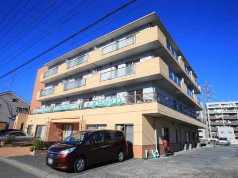 「グループホームたま」誠実な雰囲気の四回建て施設の外観です。