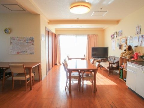 「グループホームたま」リビングです。お仲間さまとのご歓談にはこちらをお使いいただけます。