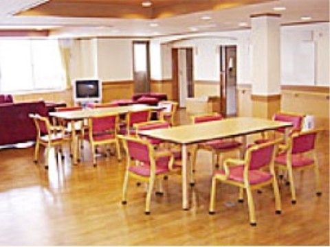 テーブルと椅子がゆったりと設置された、広々とした共有スペース