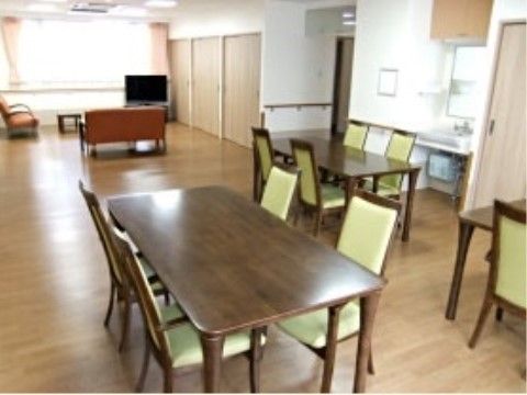 グループホーム夕陽丘のリビング。毎日沢山の入居者様で大いに賑わう、楽しいお食事風景となっております。