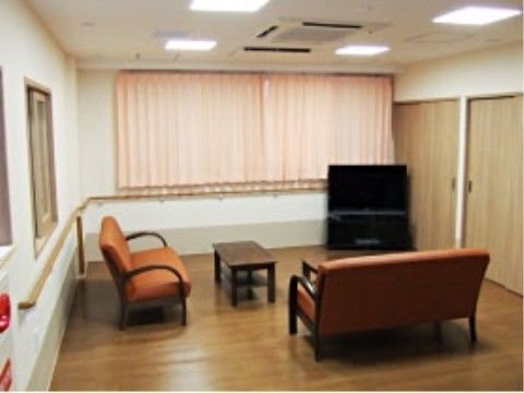 グループホーム夕陽丘のリビング。ご家族・ご友人とのご面会や、入居者様同士でのご歓談など多目的にお使いいただけます。