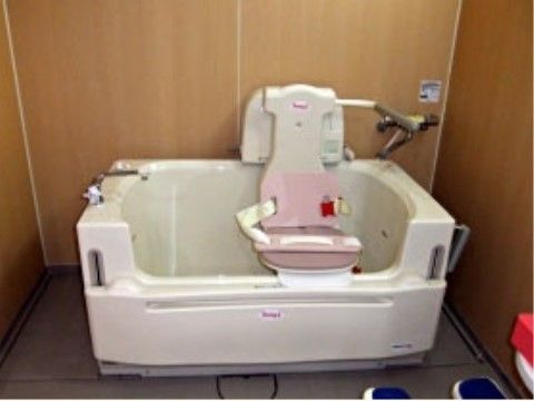 グループホーム夕陽丘の機械浴槽。充実した浴室環境を整えております。ご負担の少ないご入浴が出来ます。