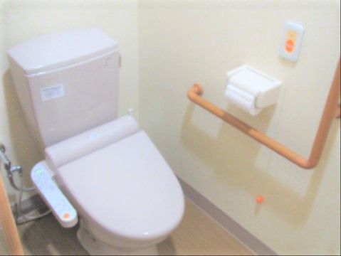 グループホーム夕陽丘のトイレ。居室内に設けられた個人専用のトイレとなっております。お一人でも安心なナースコールがついております。