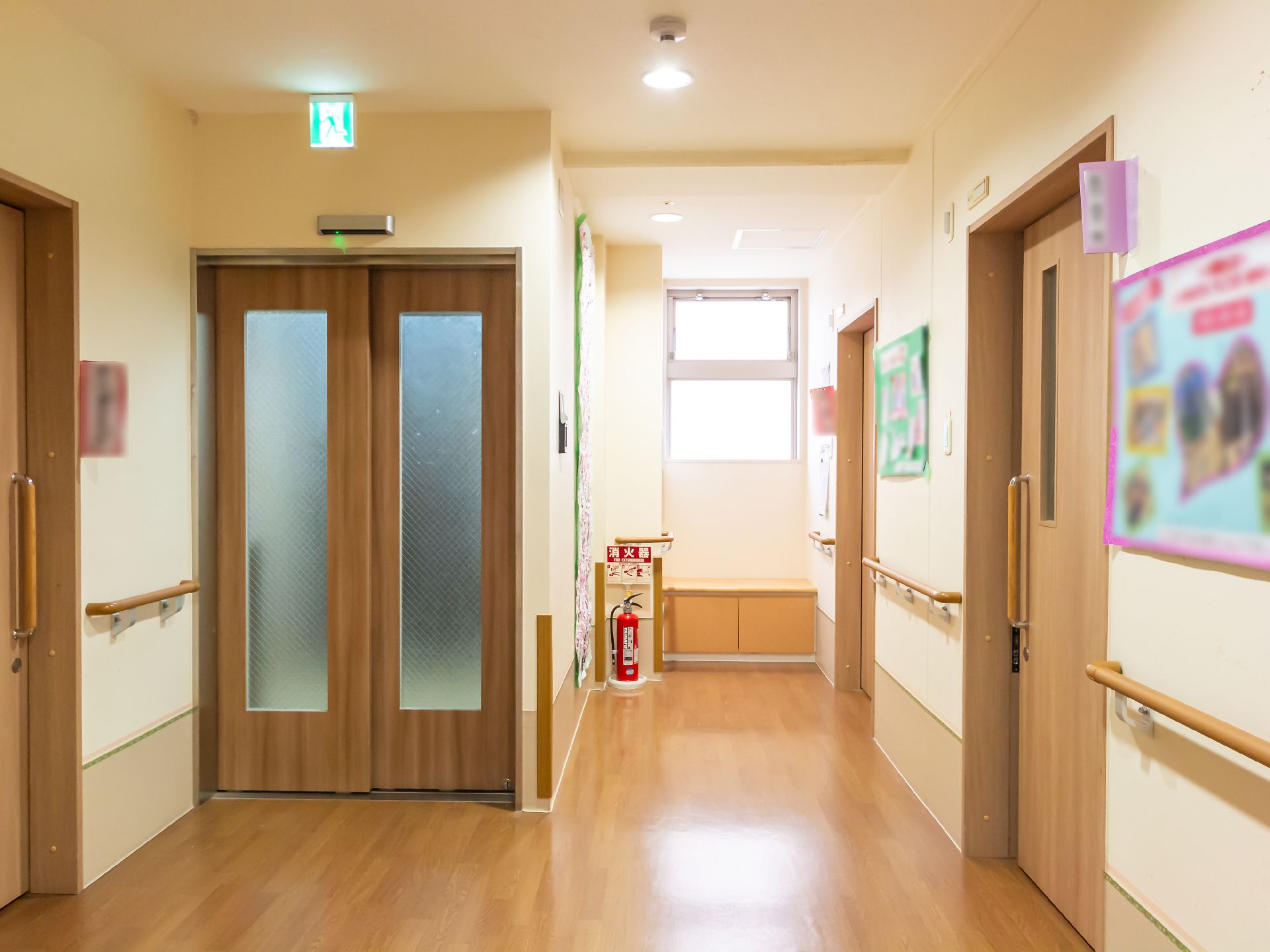 バリアフリー化され、段差がなく手すりが行き渡っている廊下