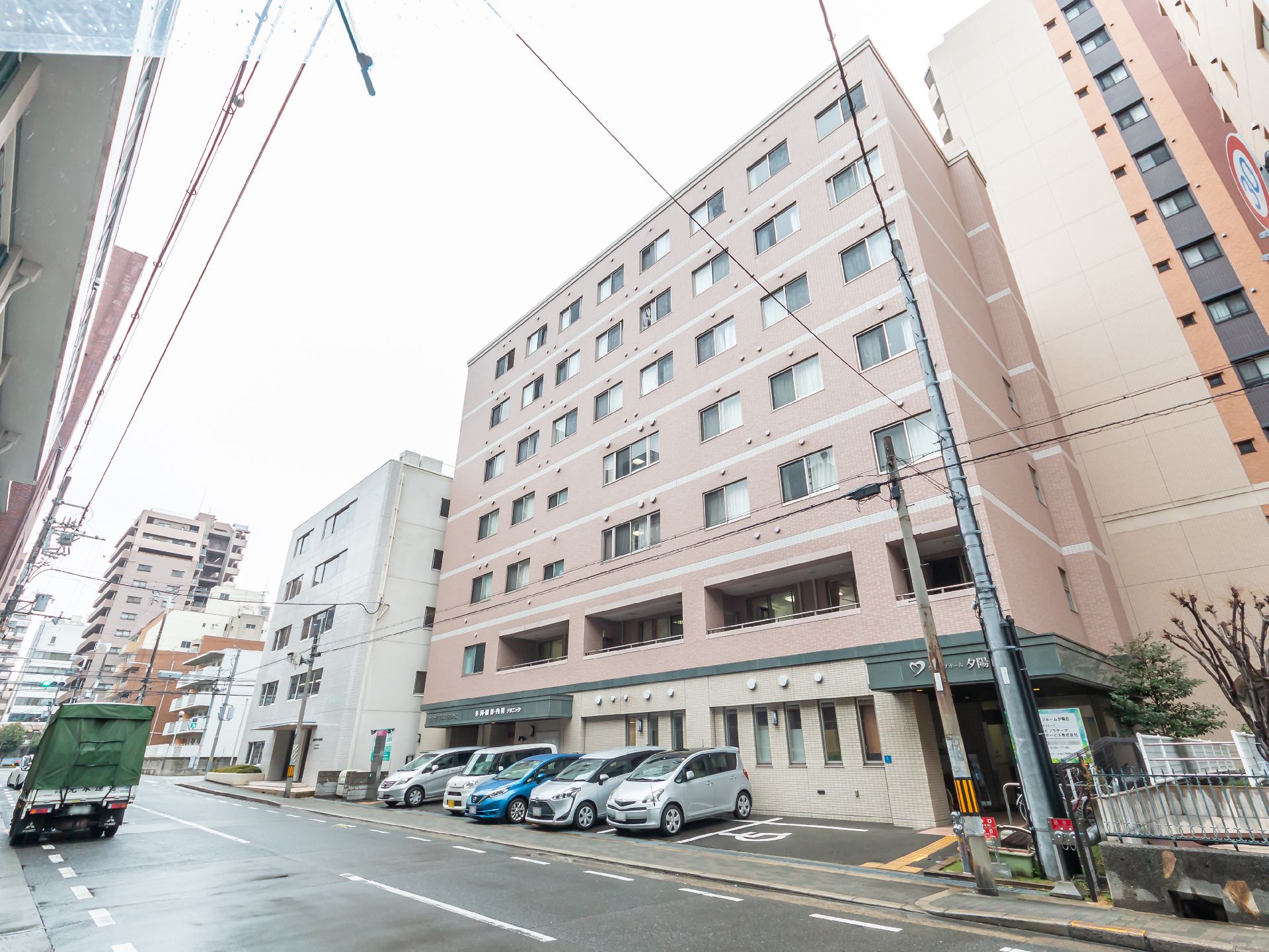 近隣に駐車場が設置されている施設全体の外観