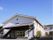 白を基調とした２階建ての建物である。玄関部分には広い瓦屋根のひさしがある。外には２階に直接行ける階段が付いている。