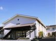 白を基調とした２階建ての建物である。玄関部分には広い瓦屋根のひさしがある。外には２階に直接行ける階段が付いている。