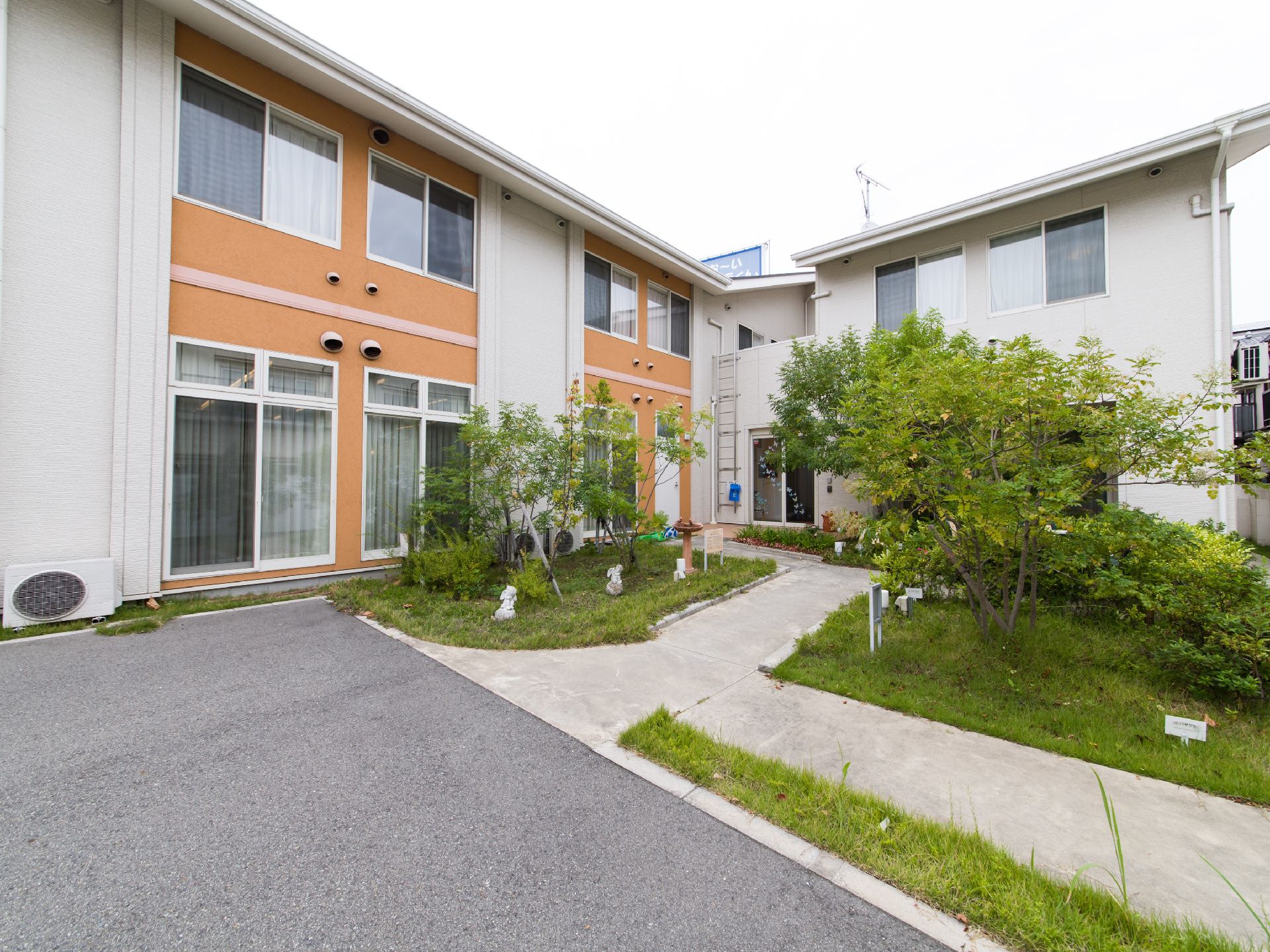 庭は緑色に染まり、かわいらしい置物が中に隠れている。この小道は沢山の部屋の窓から見ることができ、玄関に続いている。