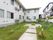 施設には建物の外に芝生が植えられた庭が設けられている。中ほどには歩道が作られており、脇には花の鉢が置かれている。
