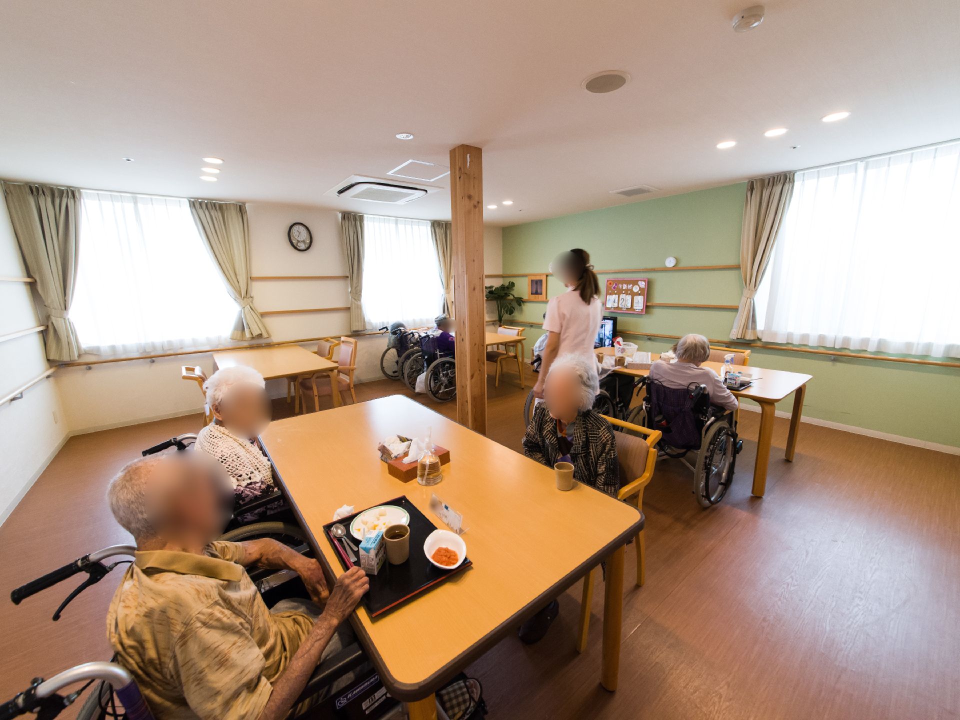 入居者様が食事をすることができる、明るいダイニングルーム
