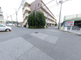 都市の交差点周辺の風景