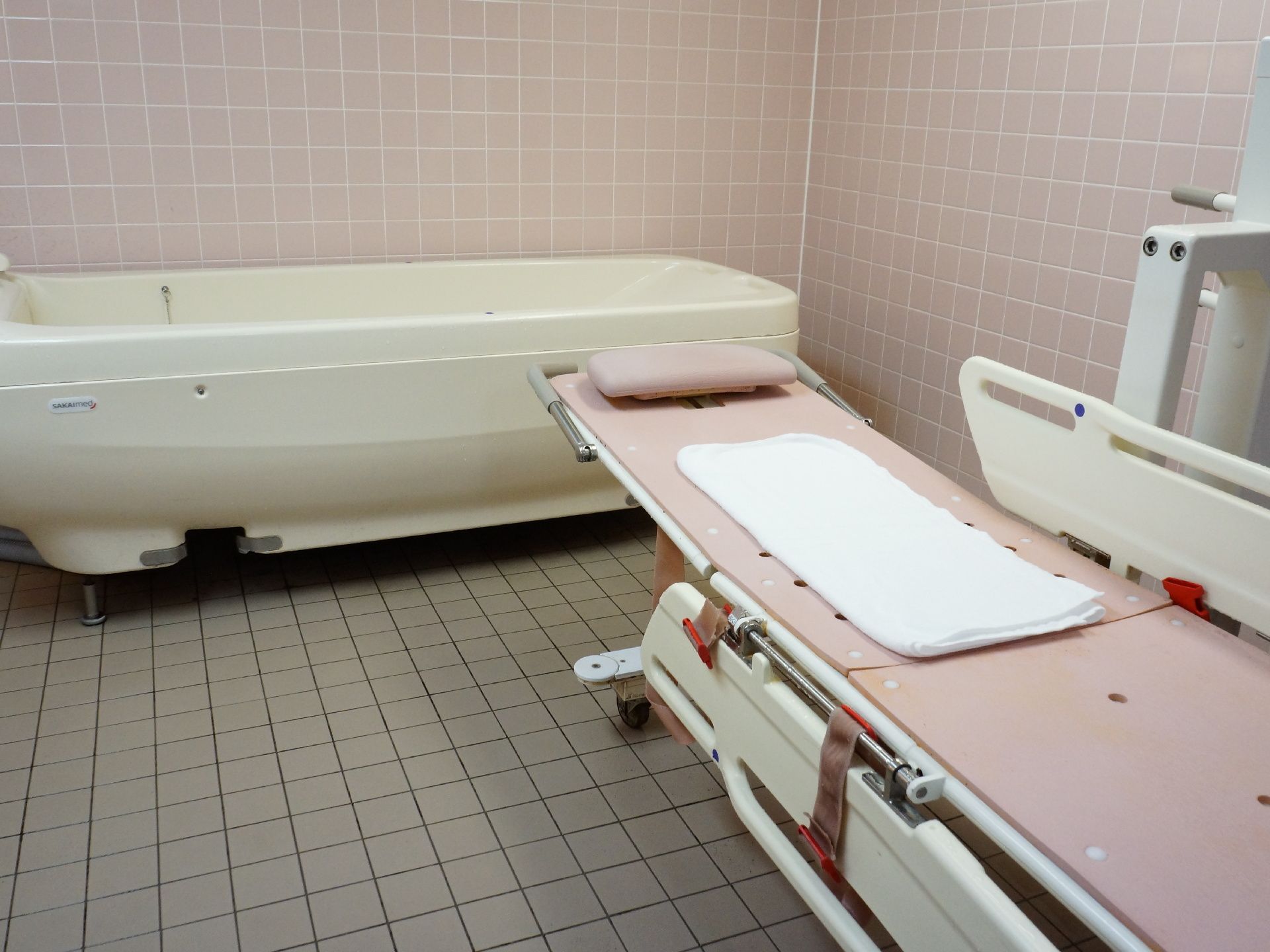 寝たきりや立位姿勢を保持するのが困難な入居者様のために専用ストレッチャーと担架で寝たまま入浴が可能な介護浴槽が設置されている。