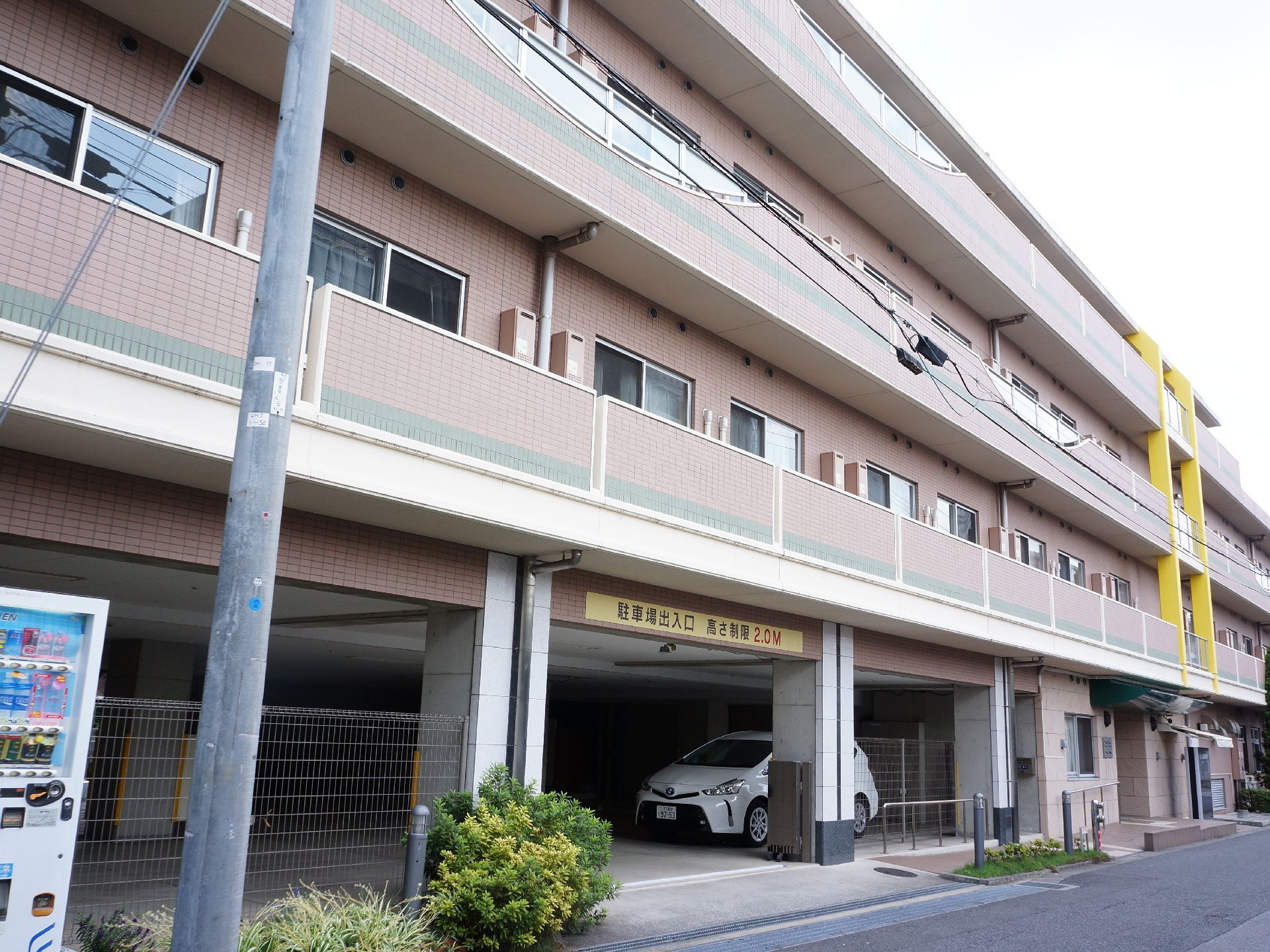 建物は4階建てで、2階から上にはベランダが付いている。1階部分はピロティ形式になっており、駐車場が設けられている。