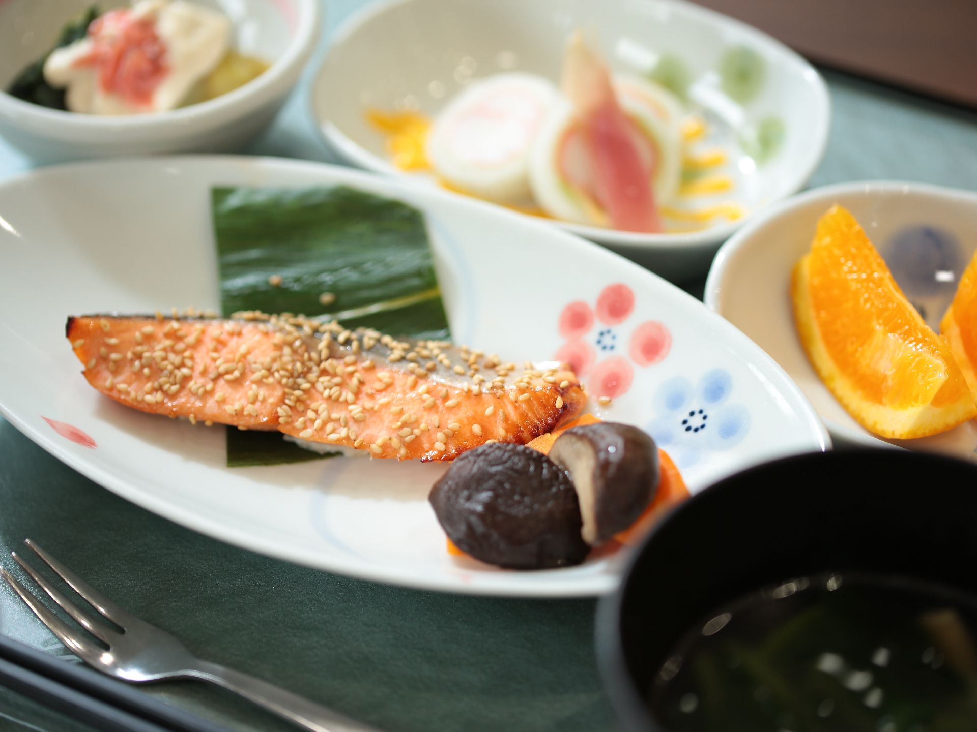 「ホスピタルメント武蔵野」食事　お寿司と和食