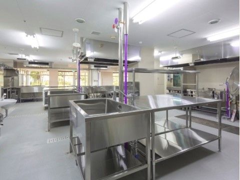 「ホスピタルメント武蔵野」日々の食事が管理される厨房の作業台