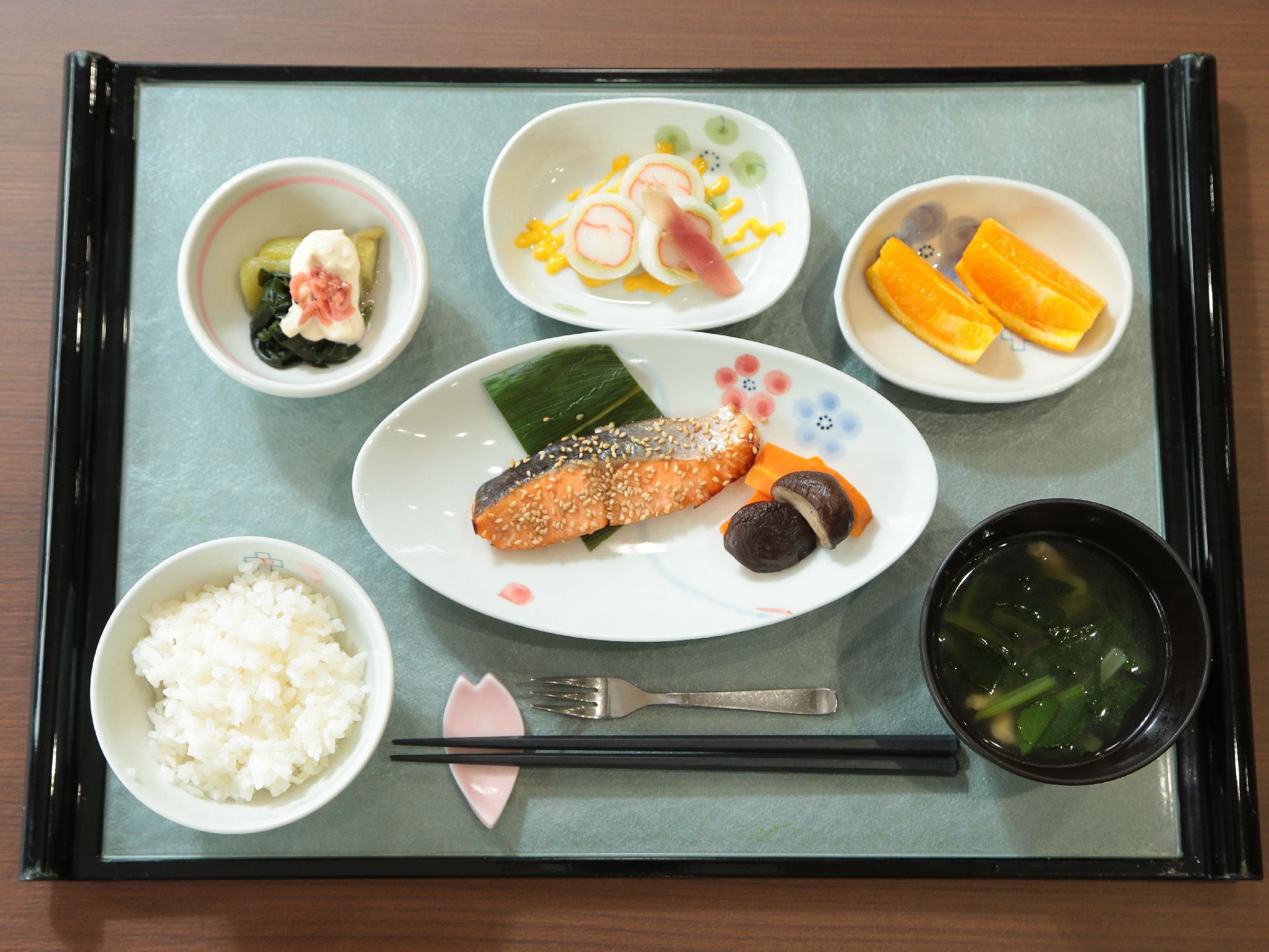 大事なことは食事を美味しく頂くこと。食べる楽しみを通じ生き生きとお暮し頂く為、味覚、視覚、嗅覚に拘ったメニューを毎日ご提供している。