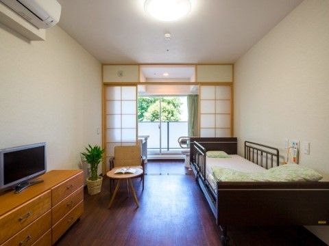 「ホスピタルメント武蔵野」居室内に設置してあるテレビやテーブル、ベッド等の備品