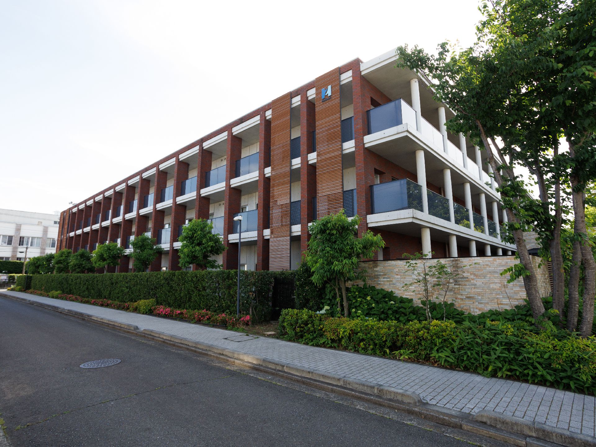 草木に囲まれた落ち着いた色合いの建物