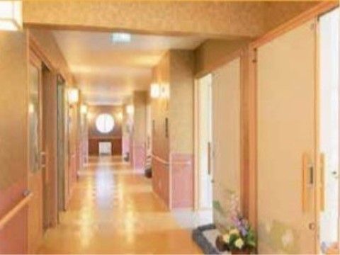 廊下が長く続いている。柱やドア、壁紙が和風テイスト。