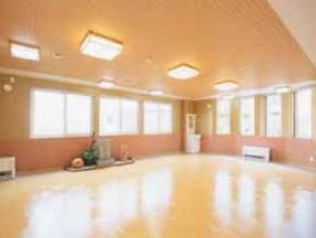 家具が何もなく、体育館のような開放的なリビング