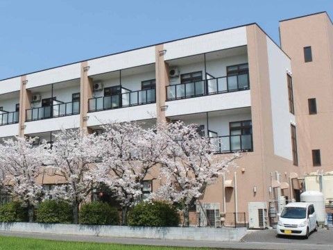 春に桜を楽しむことができる、薄いピンク色が基調となった施設の外観