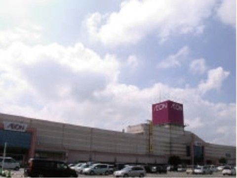 施設の近くには、商業施設をはじめグルメなお店も豊富にある。ご家族と一緒に便利にショッピングや外食が楽しめる環境である。
