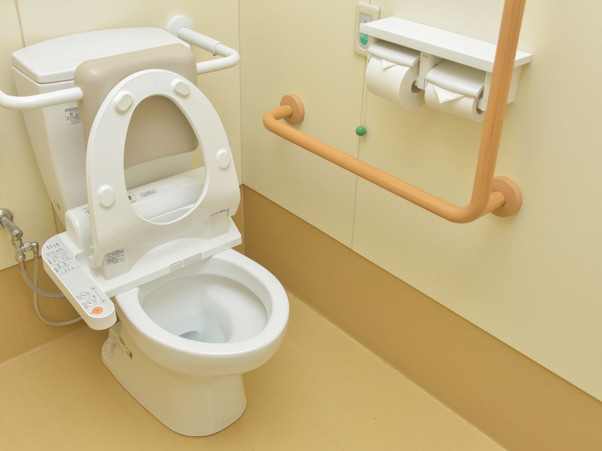 きれいに掃除されていて、壁には手すりがついており、緊急時コール、ウォシュレット、背もたれが付いている。