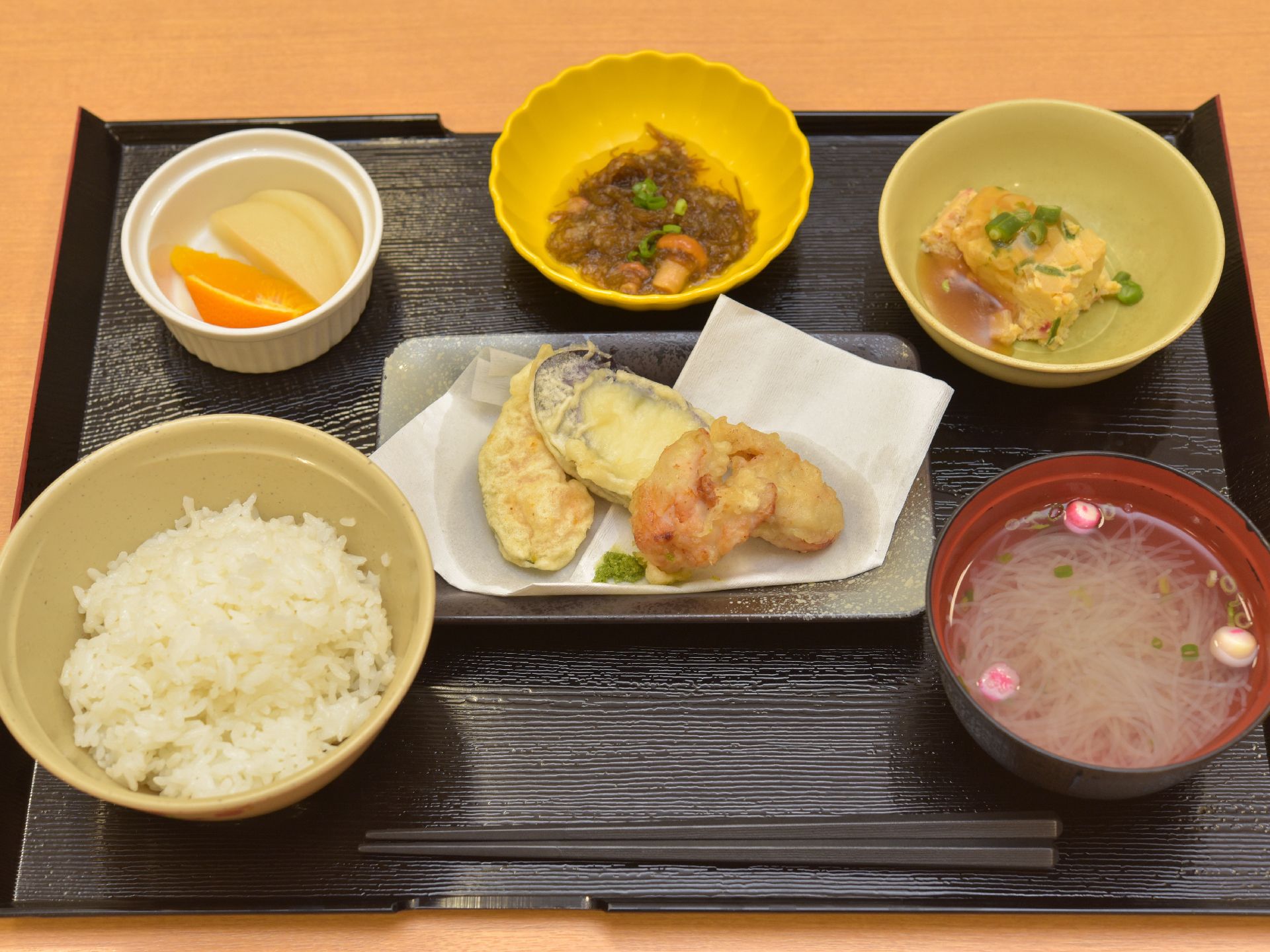食事は和食を中心とした家庭料理である。栄養士が考えた栄養バランスのとれたメニューを食べることができる。