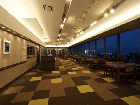 椅子とテーブルが設置されている展望レストラン