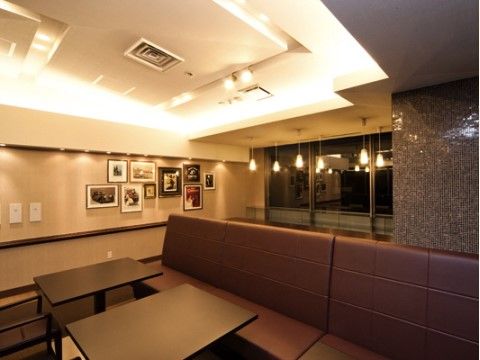 椅子やテーブルが設置されているバー