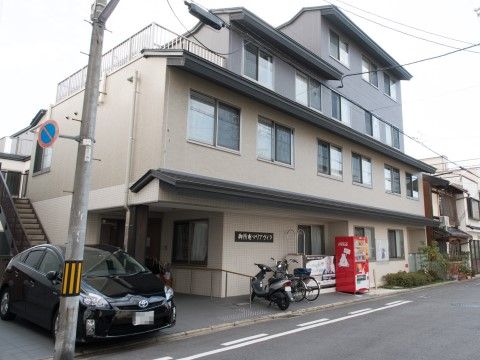 「御所南マリアヴィラ」外観。壁面には複数の窓が設置されている御所南マリアヴィラは4階建ての施設です。