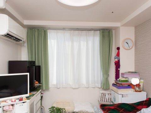 「御所南マリアヴィラ」居室。エアコンやテレビ等が設置されている、居室空間となっています。