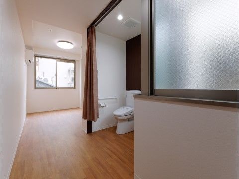 「御所南マリアヴィラ」居室。居室には、おトイレや浴室等が設置されていますので。どうぞご安心ください。