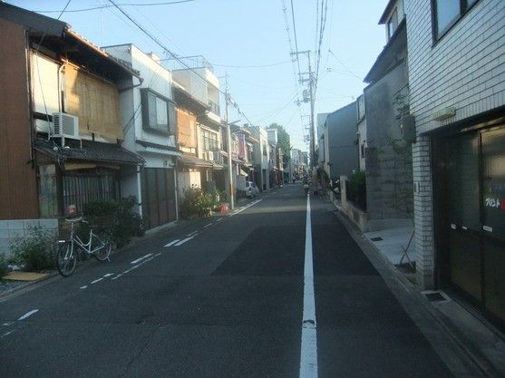 住宅が並んだ小川通り