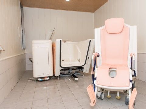 「御所南マリアヴィラ」機械浴室。広々としたスペースには、器具が並んでいます。
