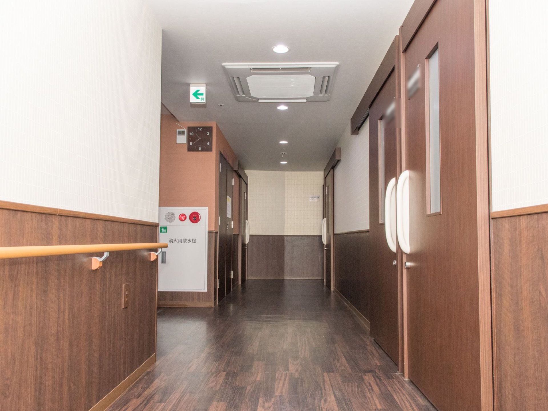 共用廊下には火災警報器と消火用の水栓が設置されており、火災の際にはボタンを押して警報を鳴らすことが可能である。