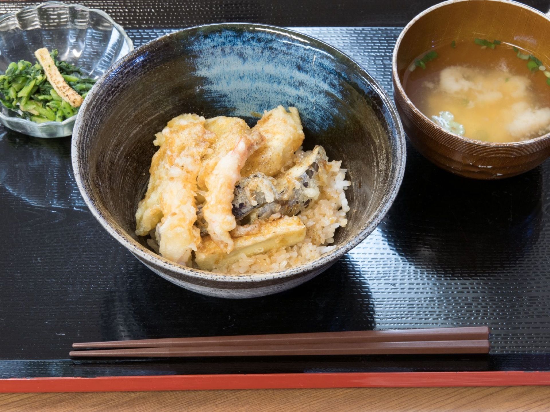 入居者様に提供する天ぷらのどんぶりである。材料に野菜や魚などを使用し高たんぱくで栄養価の高い食事になっている。