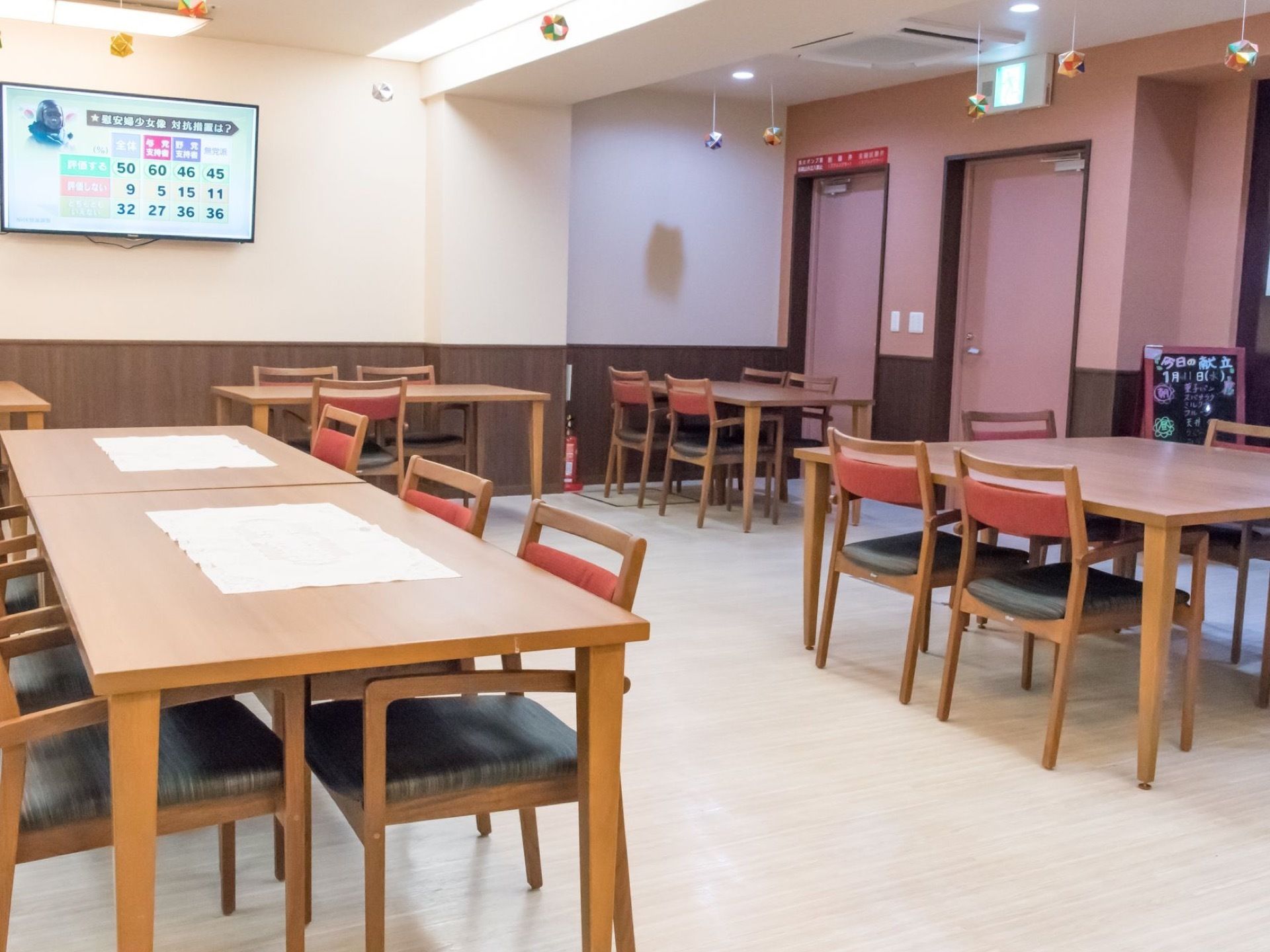 明るい食堂には壁掛け式のテレビが設置されており、入居者様は自由に視聴しながら食事をすることが可能である。